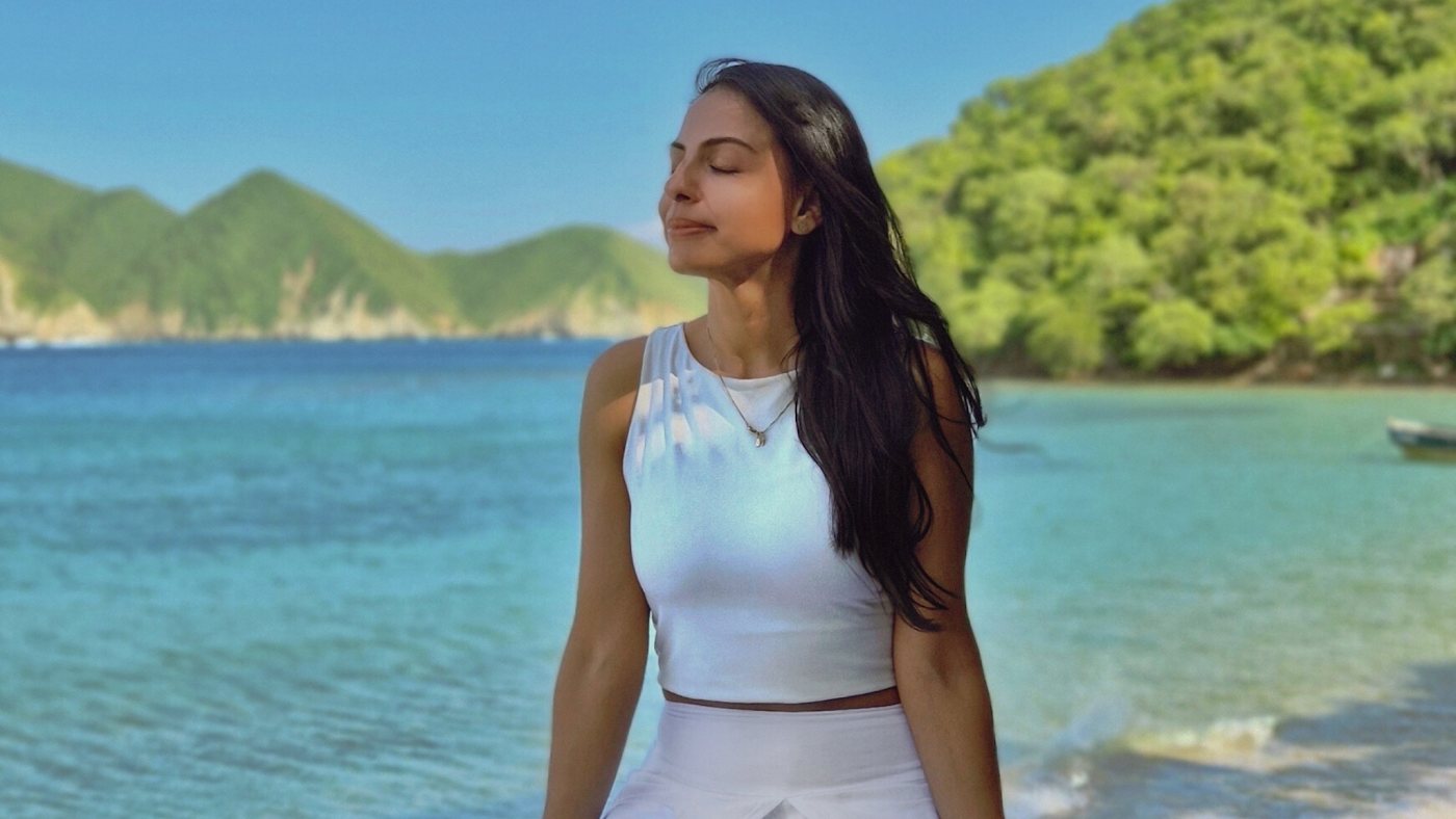 Alejandra Cárdenas frente al mar en Colombia